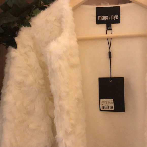 Mags & Pye Trendy White Coat - Picture 3 of 8